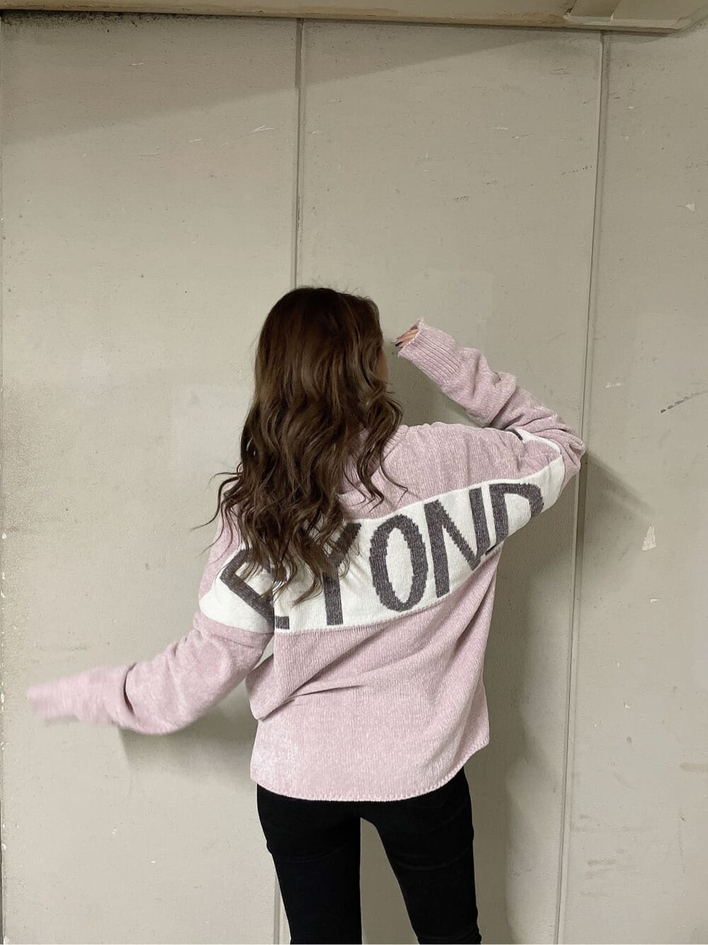 その他のデニムパンツ、ブラック系のその他シューズ、ピンク系のニット/セーターを着用したレディースの冬コーディネートの6枚目の写真