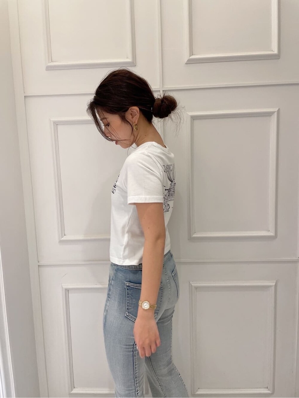 その他のサンダル、ホワイト系のTシャツ/カットソー、ブルー系のデニムパンツを着用したレディースの夏コーディネートの7枚目の写真