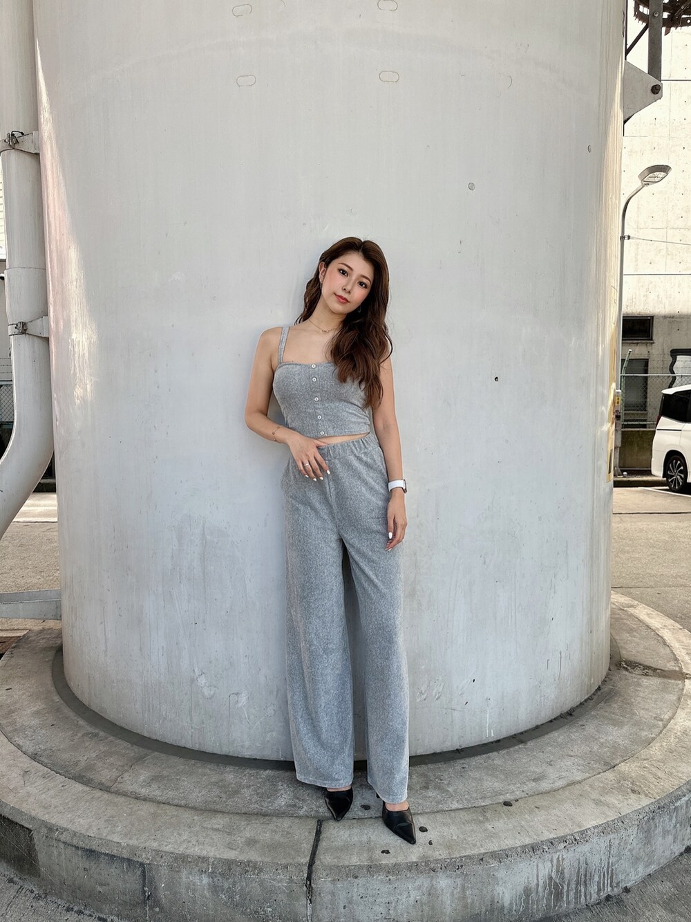 グレー系のキャミソール、ブラック系のスウェットパンツ、ブラック系のパンプスを着用したレディースの夏コーディネートの2枚目の写真