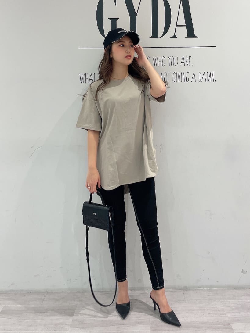 ブラック系のパンプス、ブラック系のデニムパンツ、ブラック系のハンドバッグを着用したレディースの春コーディネートの4枚目の写真