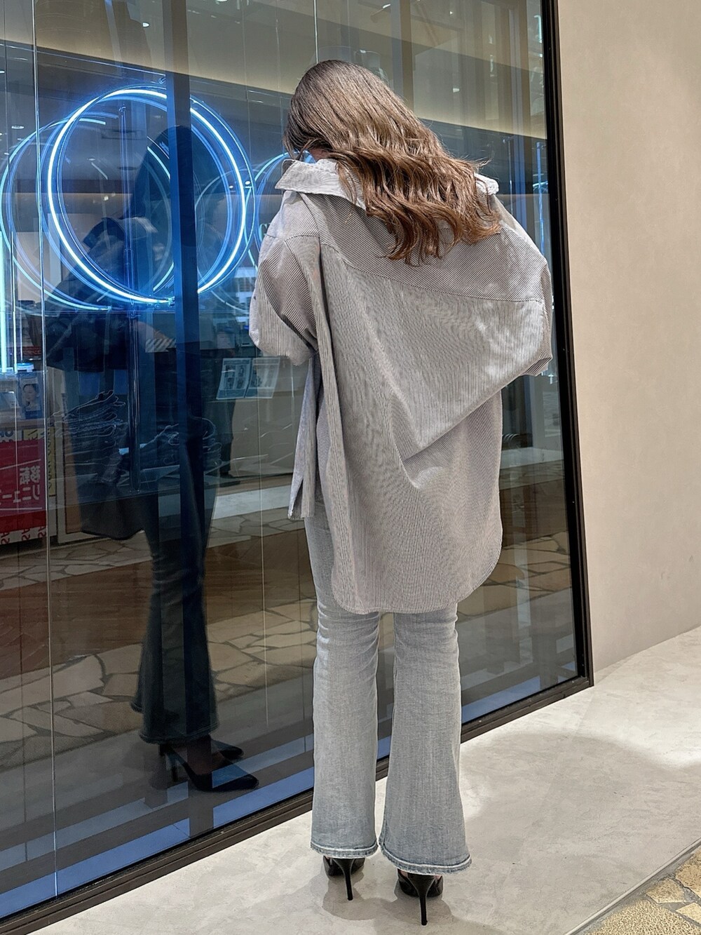 ブルー系のシャツ/ブラウス、ホワイト系のTシャツ/カットソー、ブルー系のデニムパンツを着用したレディースの春コーディネートの3枚目の写真