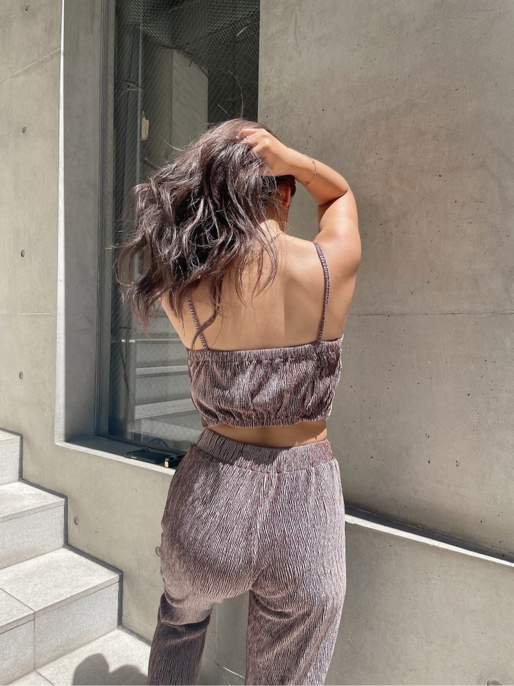 ホワイト系のシャツ/ブラウス、ブラウン系のその他パンツ、ホワイト系のパンプスを着用したレディースの夏コーディネートの7枚目の写真