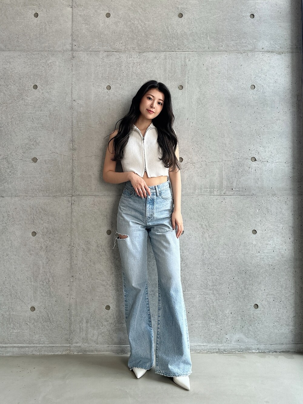 ホワイト系のパンプス、ホワイト系のタンクトップ、ブルー系のデニムパンツを着用したレディースの夏コーディネートの5枚目の写真