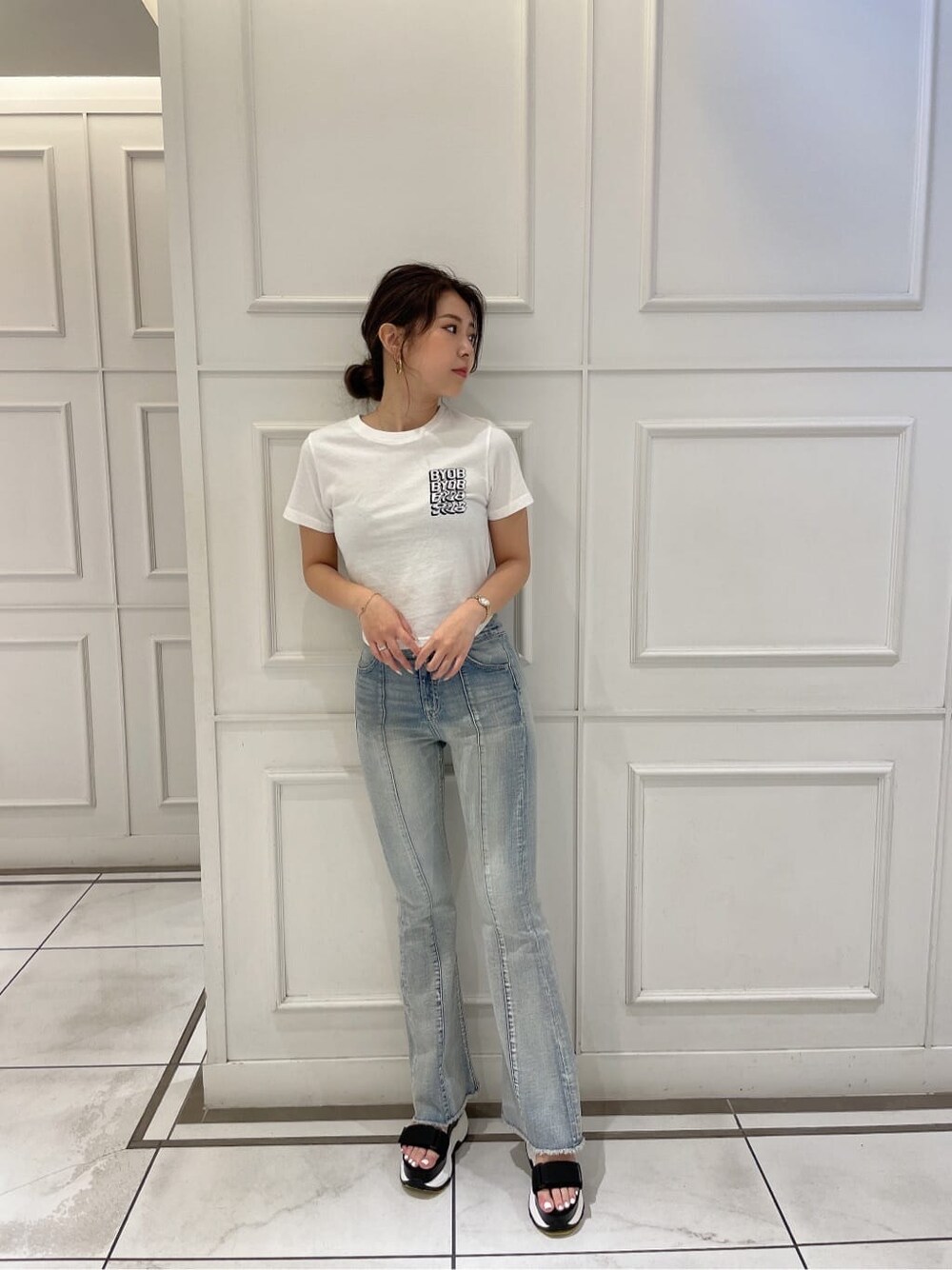 その他のサンダル、ホワイト系のTシャツ/カットソー、ブルー系のデニムパンツを着用したレディースの夏コーディネートの4枚目の写真