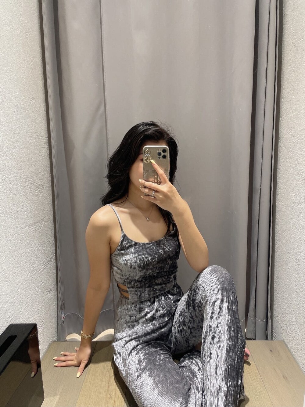 グレー系のその他パンツ、グレー系のキャミソールを着用したレディースの夏コーディネートの3枚目の写真