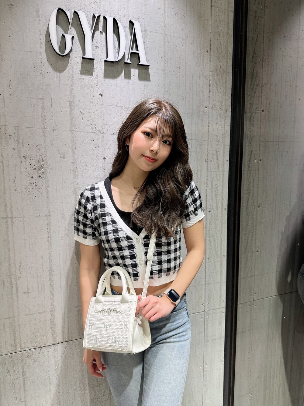 ブラック系のTシャツ/カットソー、ブラック系のカーディガン/ボレロ、ブルー系のデニムパンツを着用したレディースの春コーディネートの7枚目の写真