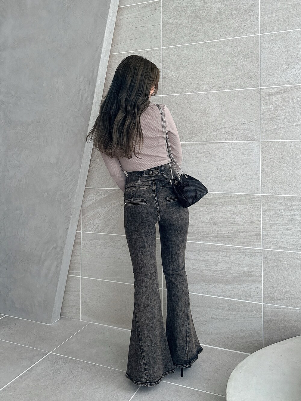 ベージュ系のTシャツ/カットソー、ブラック系のデニムパンツ、ブラック系のパンプスを着用したレディースの夏コーディネートの4枚目の写真