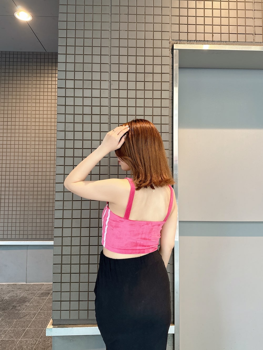 ピンク系のキャミソールを着用したレディースの夏コーディネートの5枚目の写真