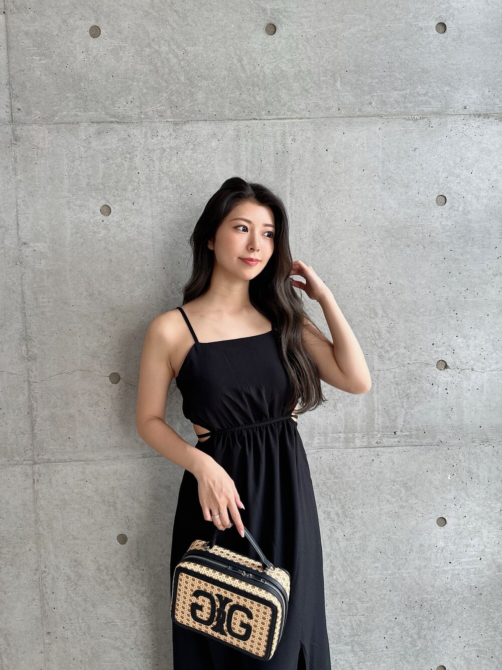 ホワイト系のサンダル、ブラック系のワンピース、ベージュ系のショルダーバッグを着用したレディースの夏コーディネートの6枚目の写真