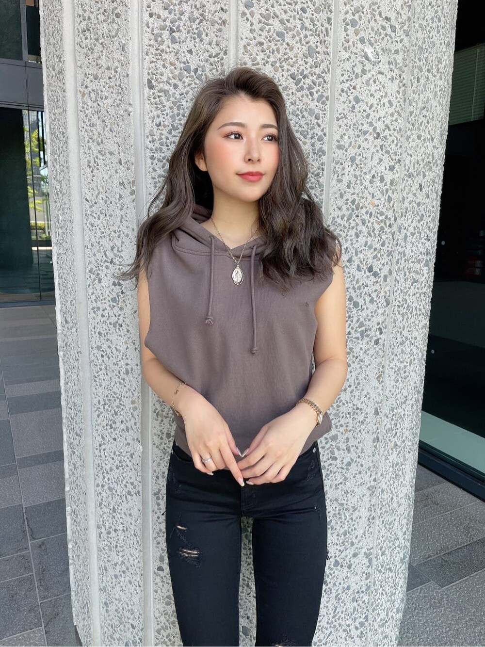 ブラック系のチノパンツ、グレー系のTシャツ/カットソーを着用したレディースの夏コーディネートの4枚目の写真