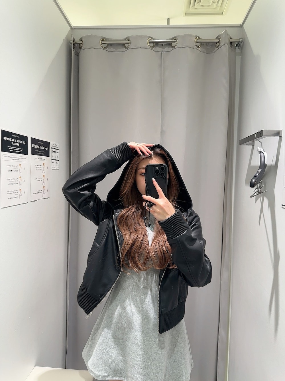 ブラック系のブルゾン、グレー系のワンピースを着用したレディースの春コーディネートの3枚目の写真