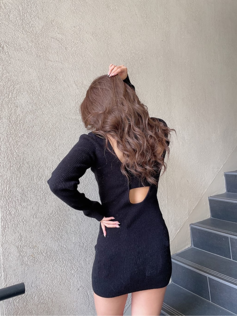 ブラック系のブーツ、ブラック系のワンピースを着用したレディースの冬コーディネートの6枚目の写真