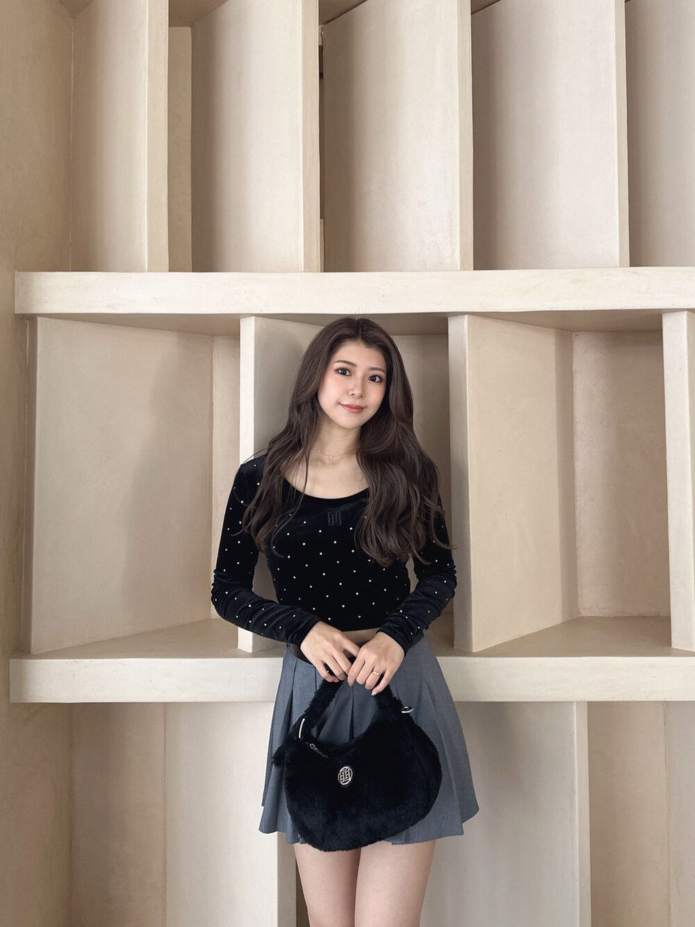 ブラック系のブーツ、ブラック系のTシャツ/カットソー、グレー系のスカートを着用したレディースの秋コーディネートの6枚目の写真