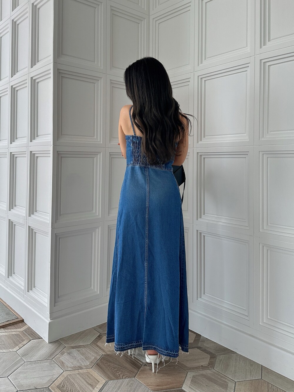 ベージュ系のショルダーバッグ、ホワイト系のパンプス、ブルー系のワンピースを着用したレディースの夏コーディネートの3枚目の写真