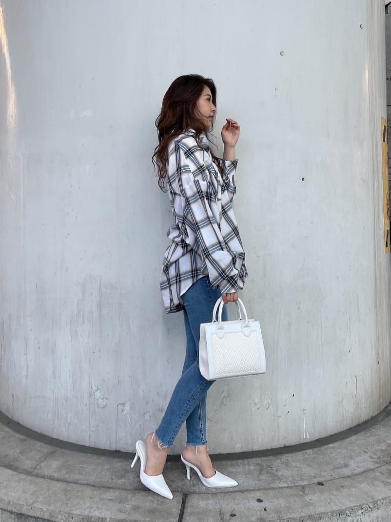 ホワイト系のパンプス、ホワイト系のハンドバッグ、ホワイト系のシャツ/ブラウスを着用したレディースの春コーディネートの2枚目の写真