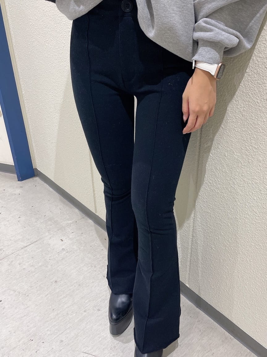 ブラック系のブーツ、ブラック系のダウンジャケット/コート、ホワイト系のニット/セーターを着用したレディースの秋コーディネートの10枚目の写真