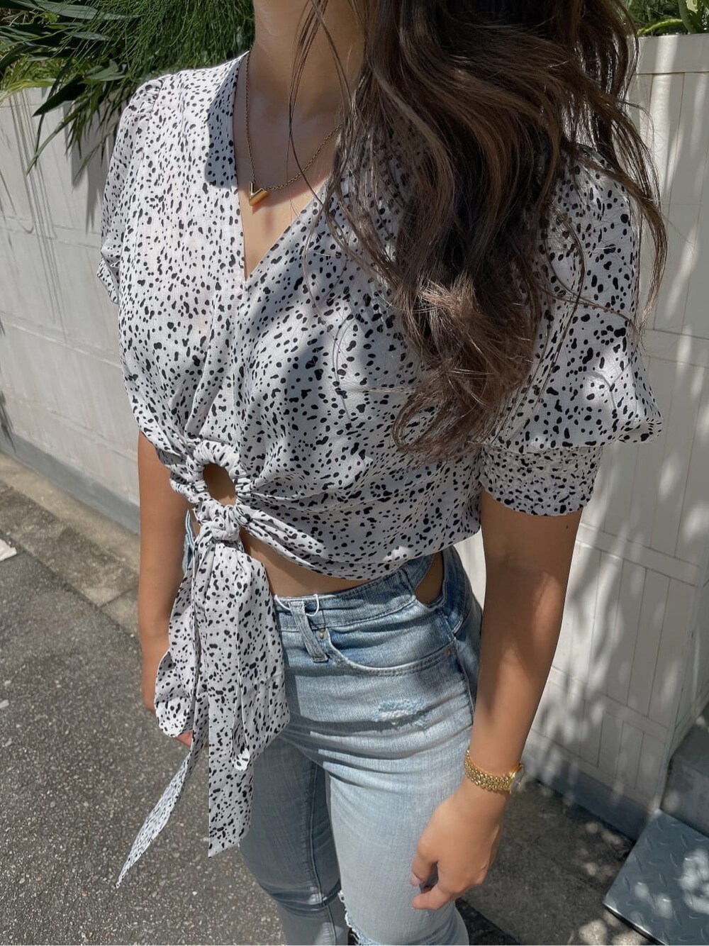 ホワイト系のシャツ/ブラウス、ホワイト系のパンプス、ブルー系のデニムパンツを着用したレディースの夏コーディネートの7枚目の写真