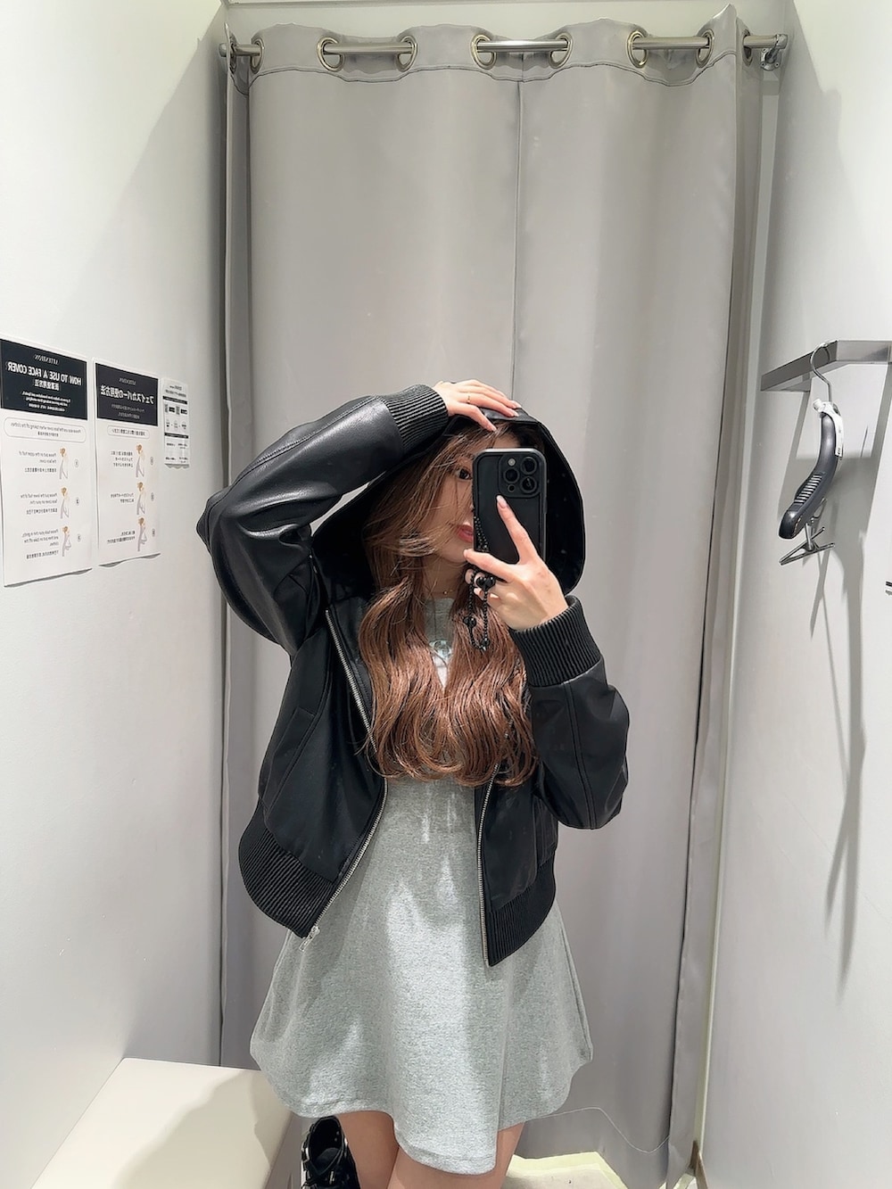 ブラック系のブルゾン、グレー系のワンピースを着用したレディースの春コーディネートの2枚目の写真