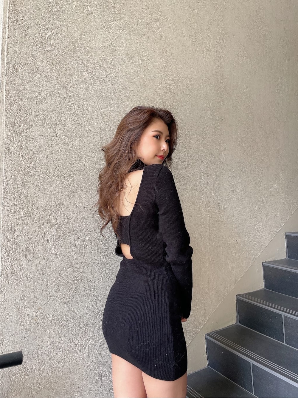 ブラック系のブーツ、ブラック系のワンピースを着用したレディースの冬コーディネートの4枚目の写真