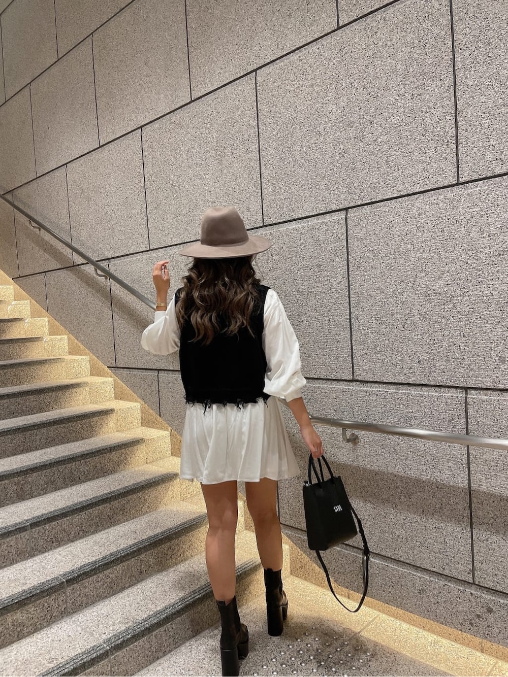 「GYDA、gydastaff、code、apparelstaff、fashion、デニム、ジェイダ、knit、ワンピース、ハット、シャツ、#gyda、158cmコーデ、選抜１」｜「GYDAのバックオープンシャツワンピース（ワンピース、ホワイト系）」を使った、aikaさん（レディース・158cm）の夏コーディネートの4枚目の写真