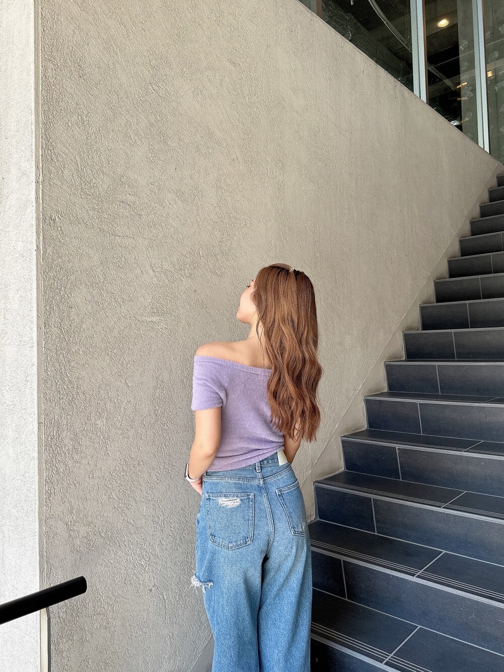 ブラック系のパンプス、パープル系のニット/セーター、ホワイト系のハンドバッグを着用したレディースの夏コーディネートの8枚目の写真