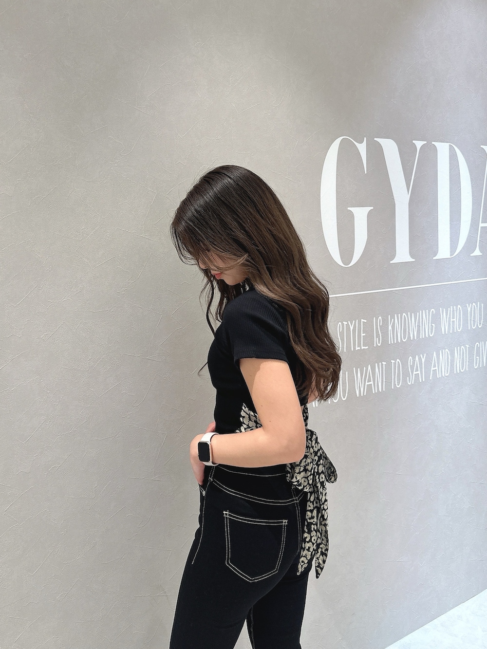 ブラック系のTシャツ/カットソー、ブラック系のデニムパンツ、ブラック系のパンプスを着用したレディースの春コーディネートの5枚目の写真