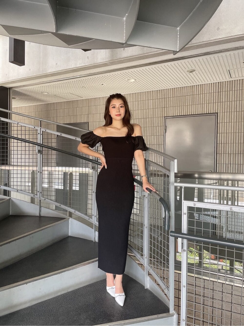 ブラック系のワンピース、ホワイト系のハットを着用したレディースの夏コーディネートの3枚目の写真