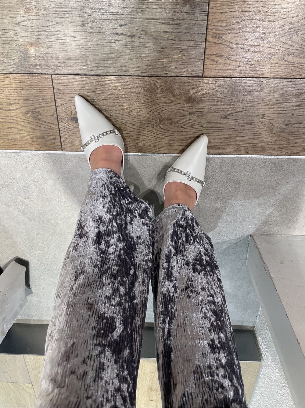 グレー系のその他パンツ、グレー系のキャミソールを着用したレディースの夏コーディネートの7枚目の写真