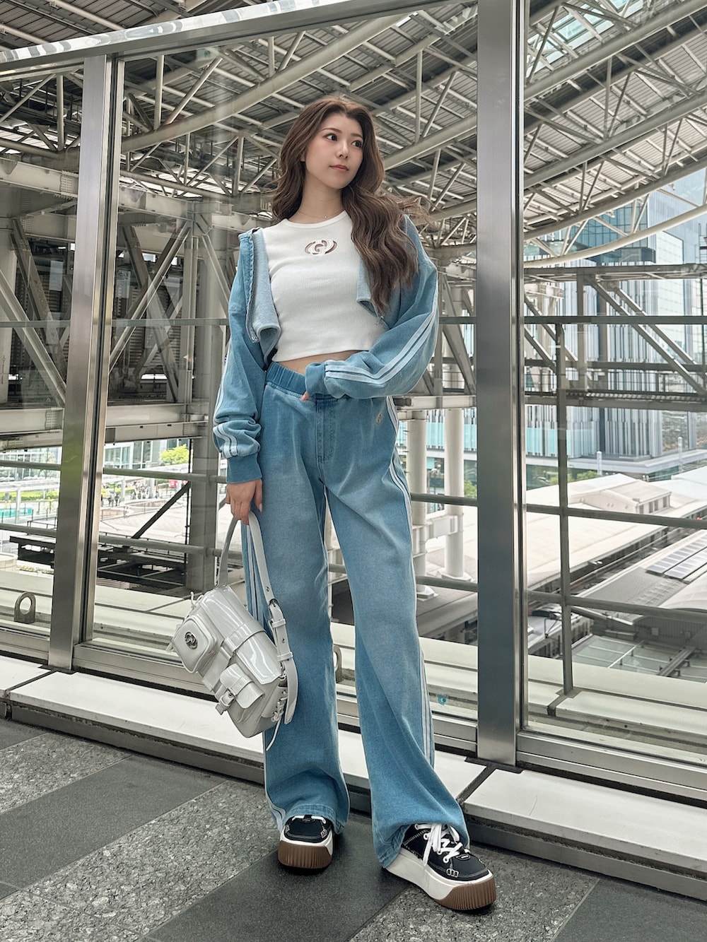 ブルー系のその他パンツ、ホワイト系のTシャツ/カットソー、ブルー系のブルゾンを着用したレディースの春コーディネートの2枚目の写真