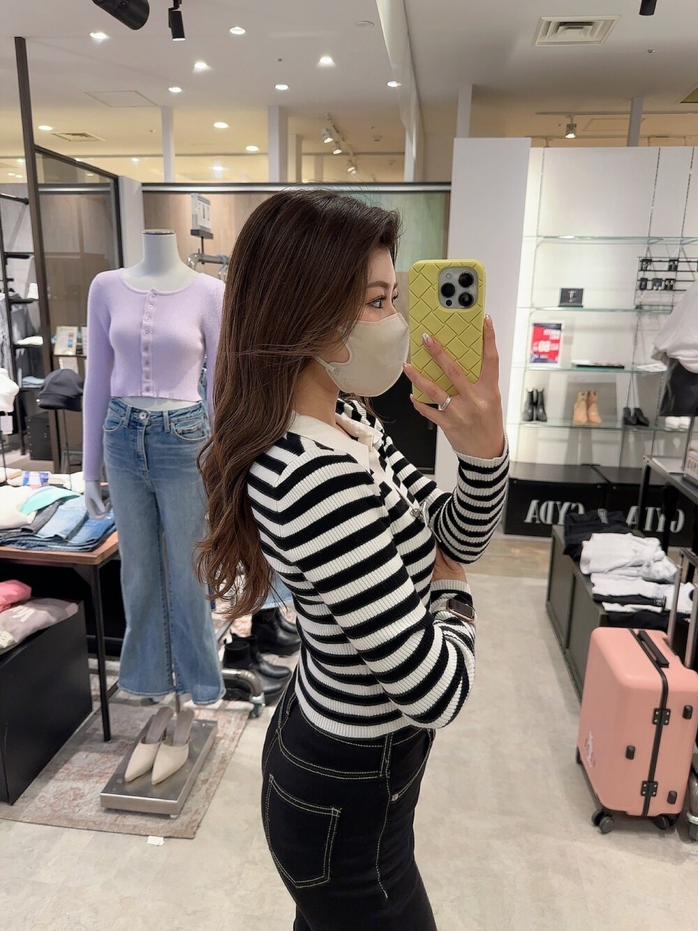 その他のニット/セーター、ブラック系のデニムパンツ、ブラック系のブーツを着用したレディースの冬コーディネートの5枚目の写真