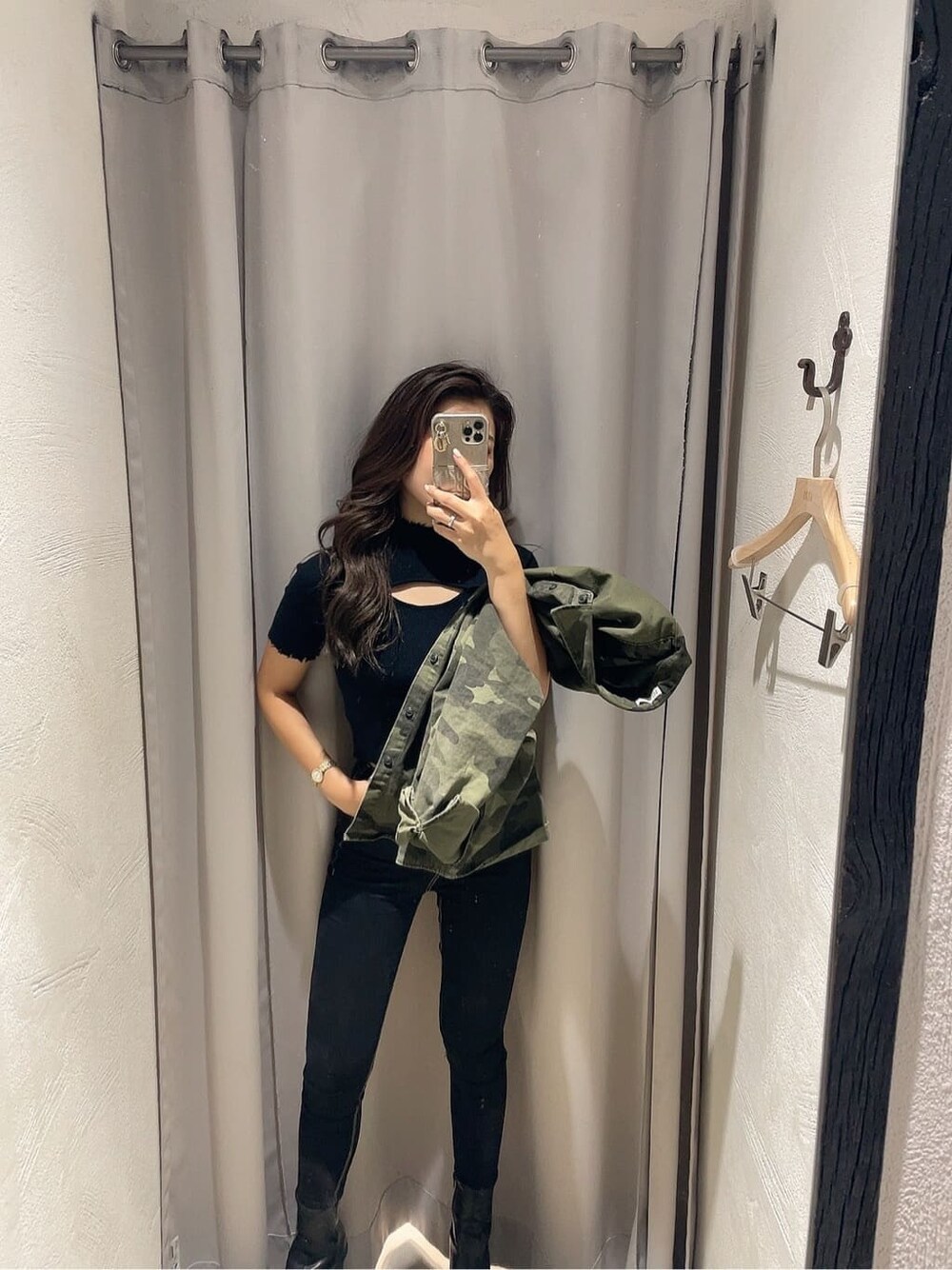 ブラック系のデニムパンツ、ブラック系のブーツ、ブラック系のニット/セーターを着用したレディースの夏コーディネートの2枚目の写真