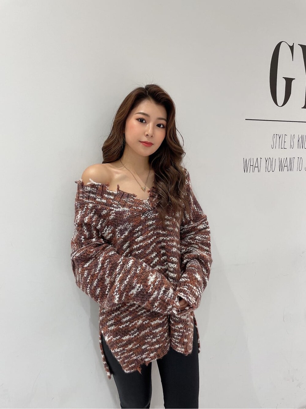 ホワイト系のパンプス、ブラウン系のニット/セーター、ブラック系のその他パンツを着用したレディースの秋コーディネートの3枚目の写真