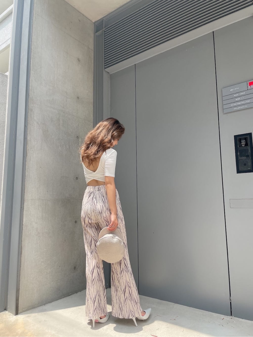 「GYDA、gydastaff、code、apparelstaff、fashion、ジェイダ、#gyda、選抜、158cmコーデ、選抜１、knit、プリーツ、白T」｜「GYDAのポインテッドミュール（パンプス、ホワイト系）」を使った、aikaさん（レディース・158cm）の夏コーディネートの2枚目の写真