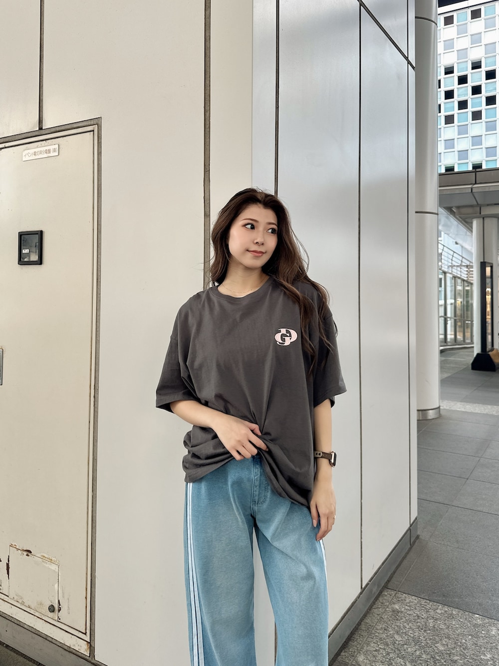 ブラック系のTシャツ/カットソー、ブルー系のその他パンツを着用したレディースの春コーディネートの3枚目の写真