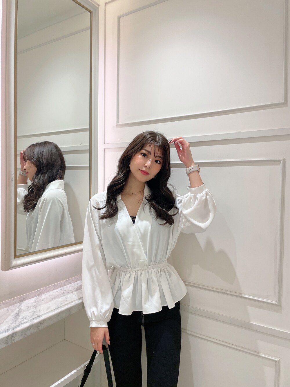 ホワイト系のシャツ/ブラウス、ブラック系のデニムパンツ、ホワイト系のハンドバッグを着用したレディースの冬コーディネートの6枚目の写真