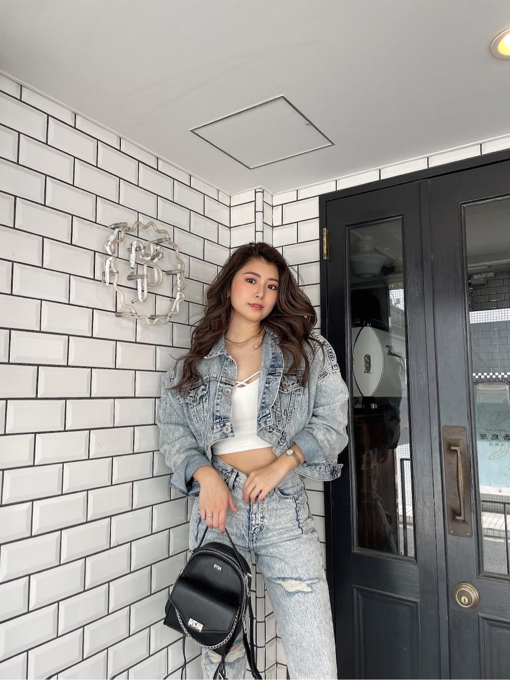 ブラック系のパンプス、ブラック系のキャミソール、ブラック系のバックパック/リュックを着用したレディースの春コーディネートの3枚目の写真