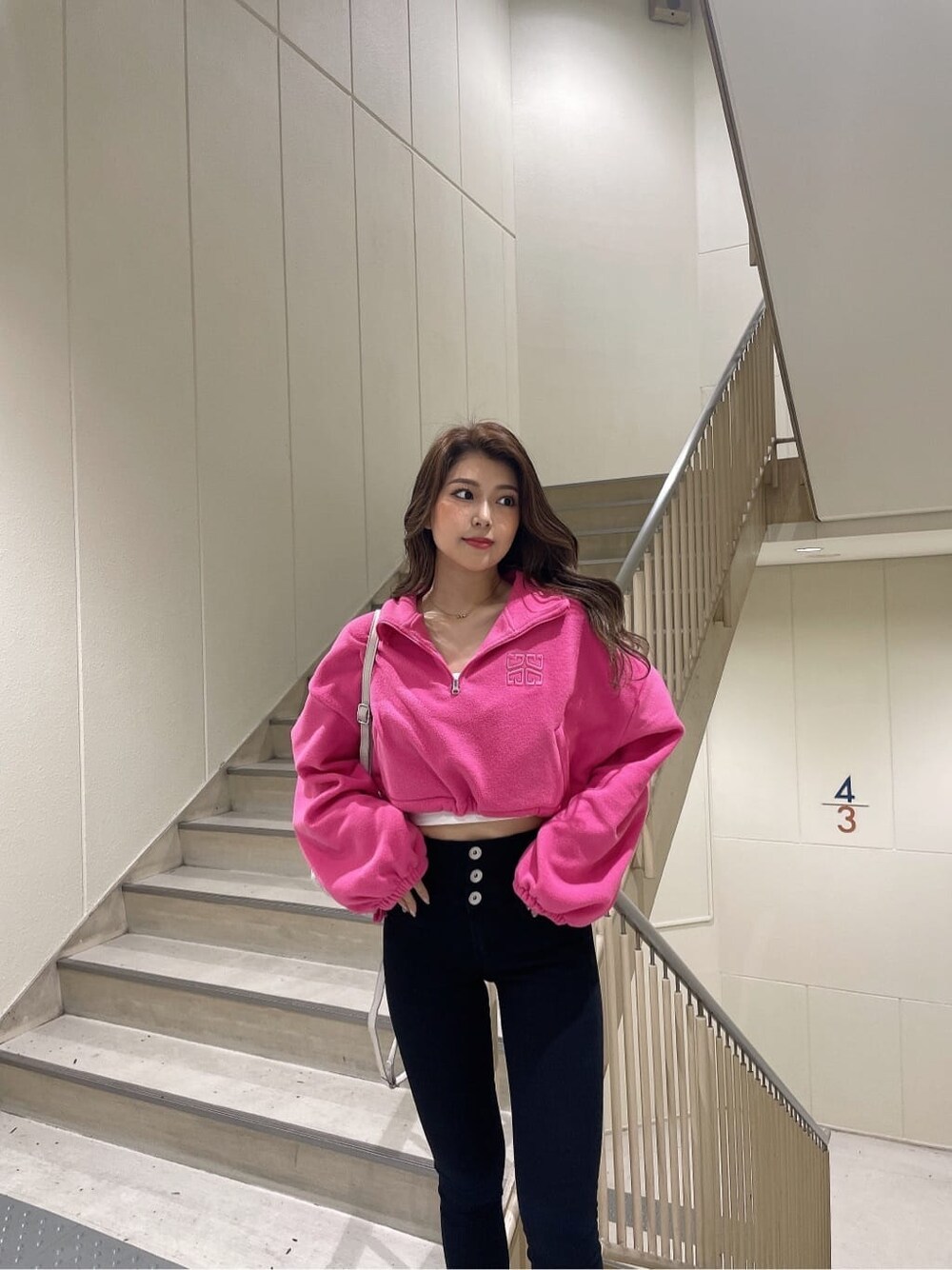 ブラック系のブーツ、ピンク系のTシャツ/カットソー、ブラック系のデニムパンツを着用したレディースの秋コーディネートの4枚目の写真