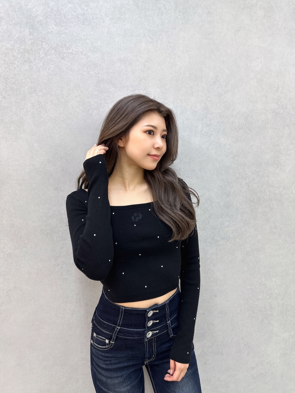 ブルー系のデニムパンツ、ブラック系のブーツ、ブラック系のニット/セーターを着用したレディースの冬コーディネートの6枚目の写真