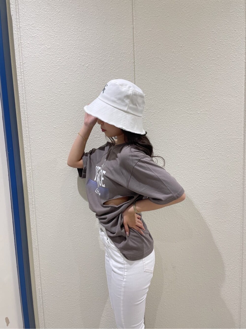 ホワイト系のサンダル、ベージュ系のTシャツ/カットソー、ホワイト系のデニムパンツを着用したレディースの夏コーディネートの5枚目の写真