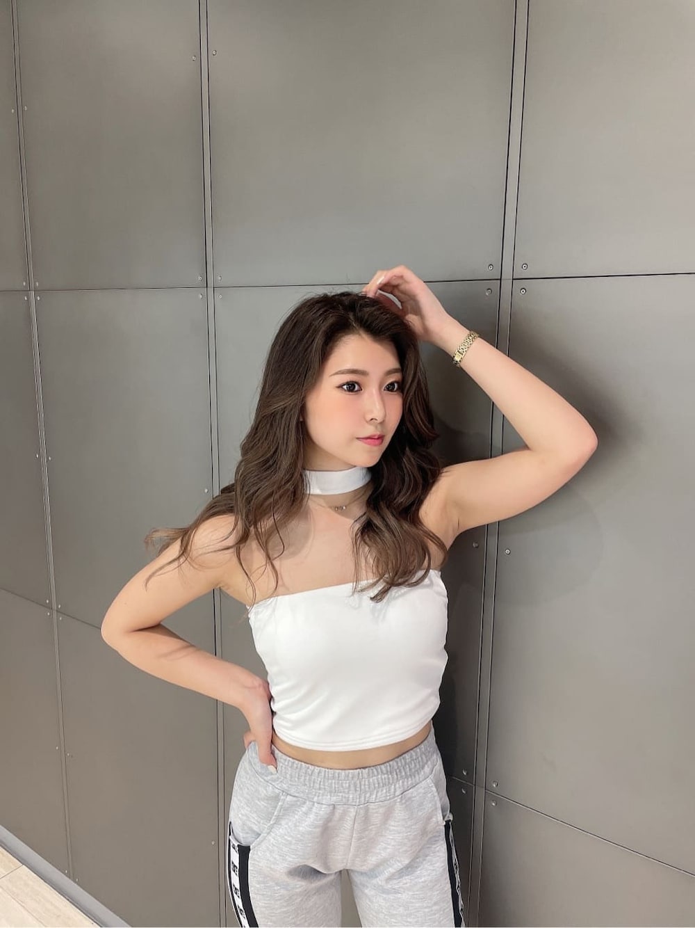 ブラック系のパンプス、グレー系のその他パンツ、ホワイト系のチューブトップを着用したレディースの春コーディネートの4枚目の写真