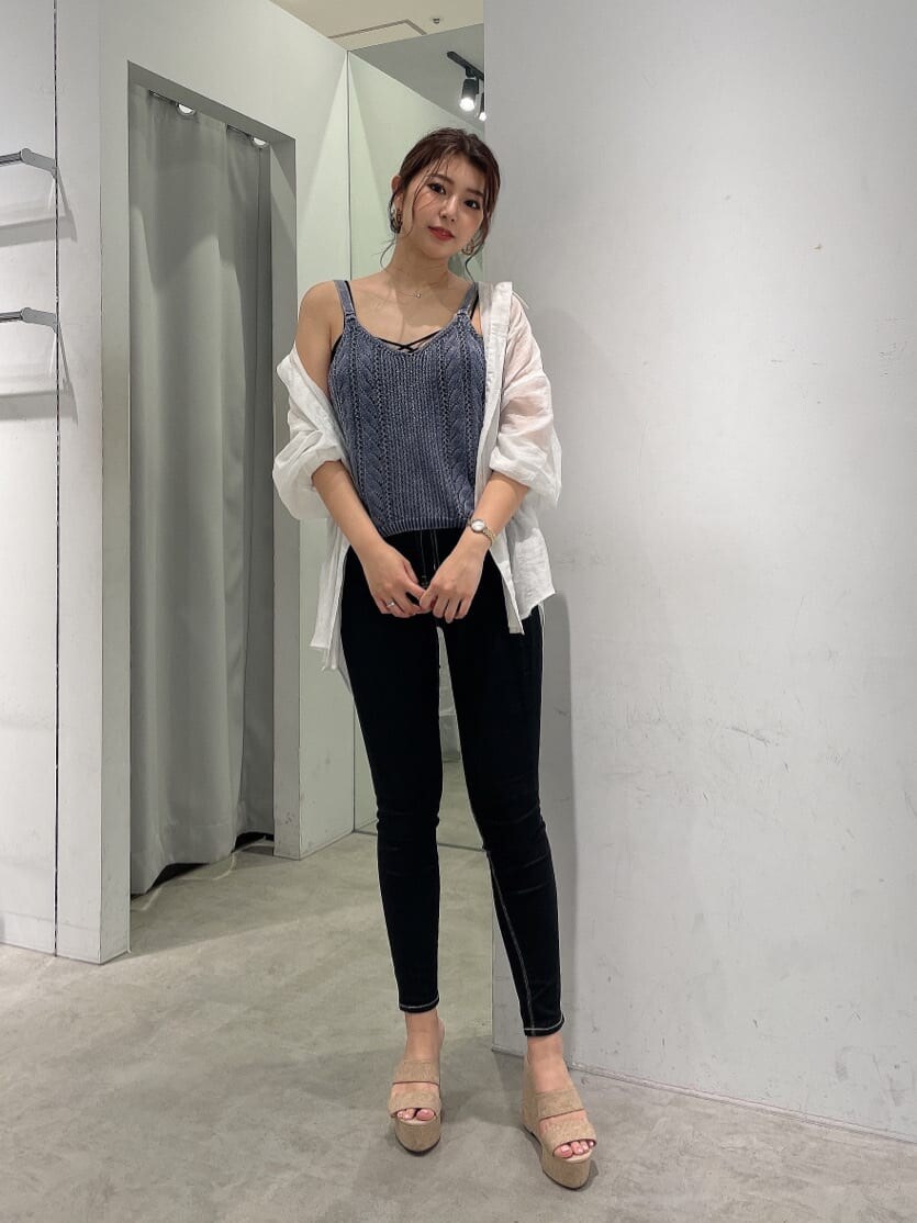 ブラック系のキャミソール、ブラック系のデニムパンツ、ホワイト系のシャツ/ブラウスを着用したレディースの春コーディネートの4枚目の写真