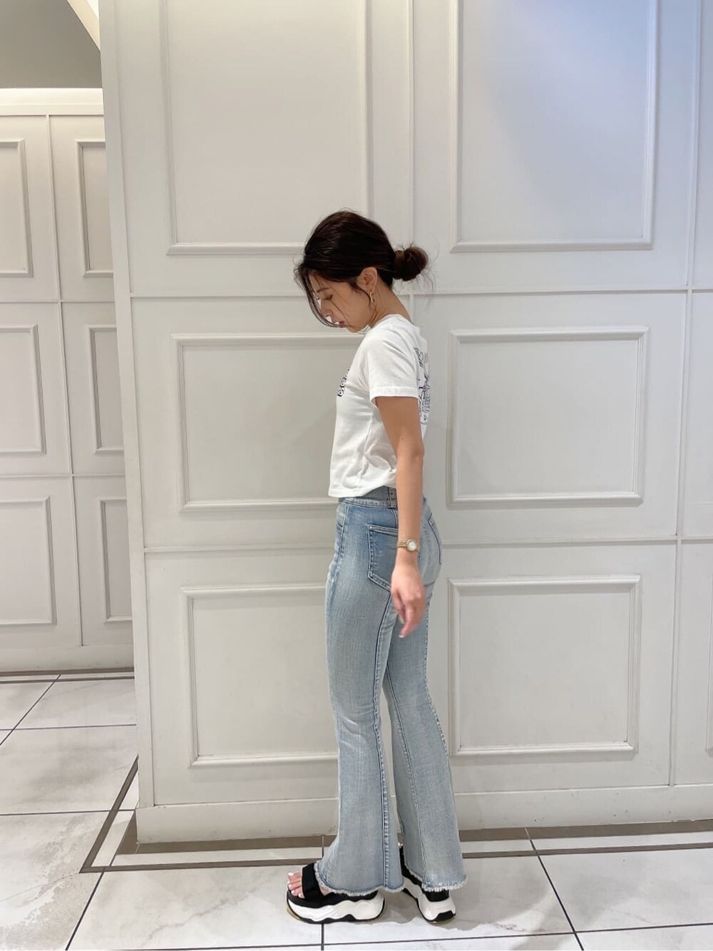 その他のサンダル、ホワイト系のTシャツ/カットソー、ブルー系のデニムパンツを着用したレディースの夏コーディネートの2枚目の写真