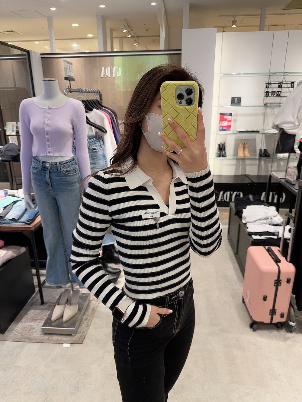 その他のニット/セーター、ブラック系のデニムパンツ、ブラック系のブーツを着用したレディースの冬コーディネートの4枚目の写真