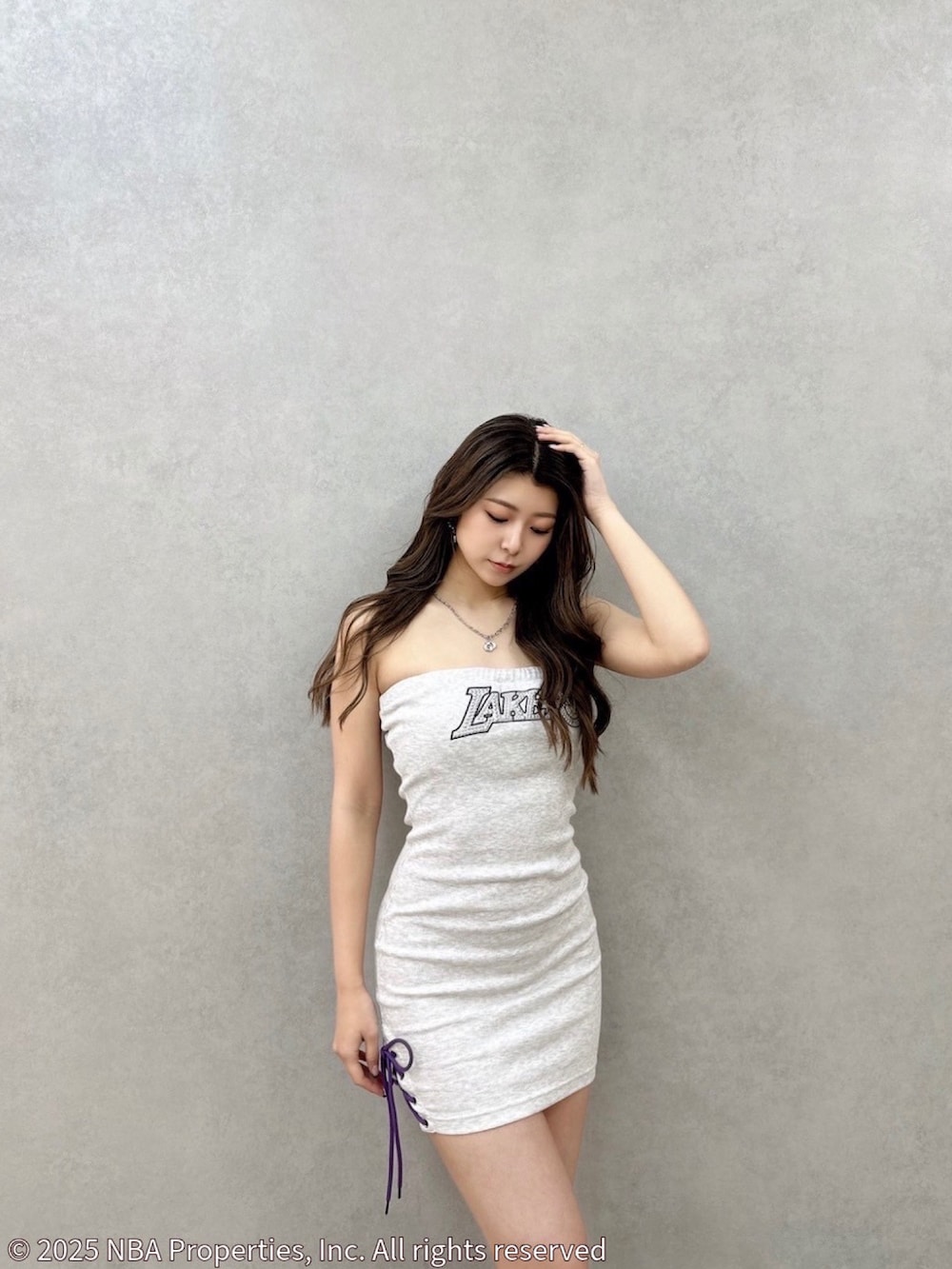 グレー系のワンピース、グレー系のパーカー、ブラック系のサンダルを着用したレディースの夏コーディネートの4枚目の写真