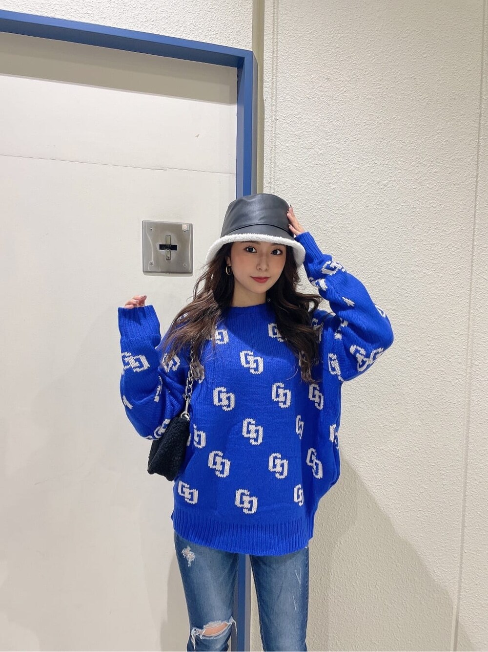 ブルー系のデニムパンツ、ブルー系のデニムパンツ、ブラック系のブーツを着用したレディースの秋コーディネートの3枚目の写真