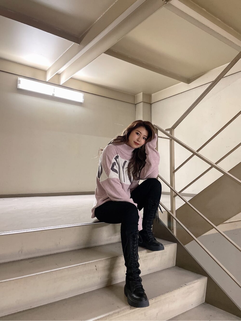 その他のデニムパンツ、ブラック系のその他シューズ、ピンク系のニット/セーターを着用したレディースの冬コーディネートの2枚目の写真