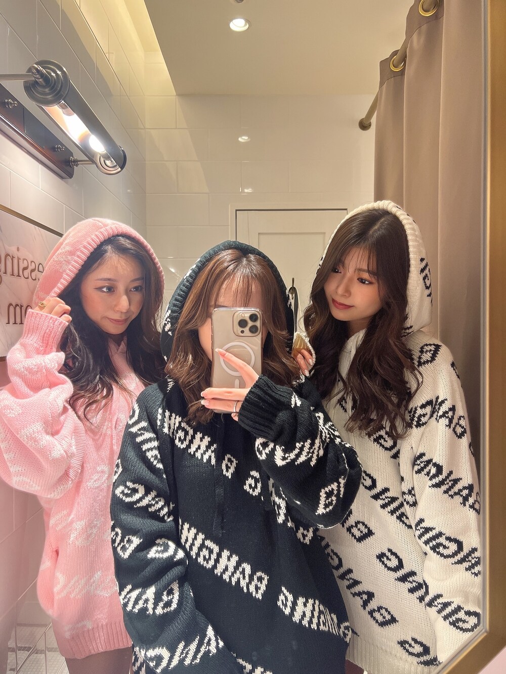 ホワイト系のニット/セーターを着用したレディースの冬コーディネートの2枚目の写真