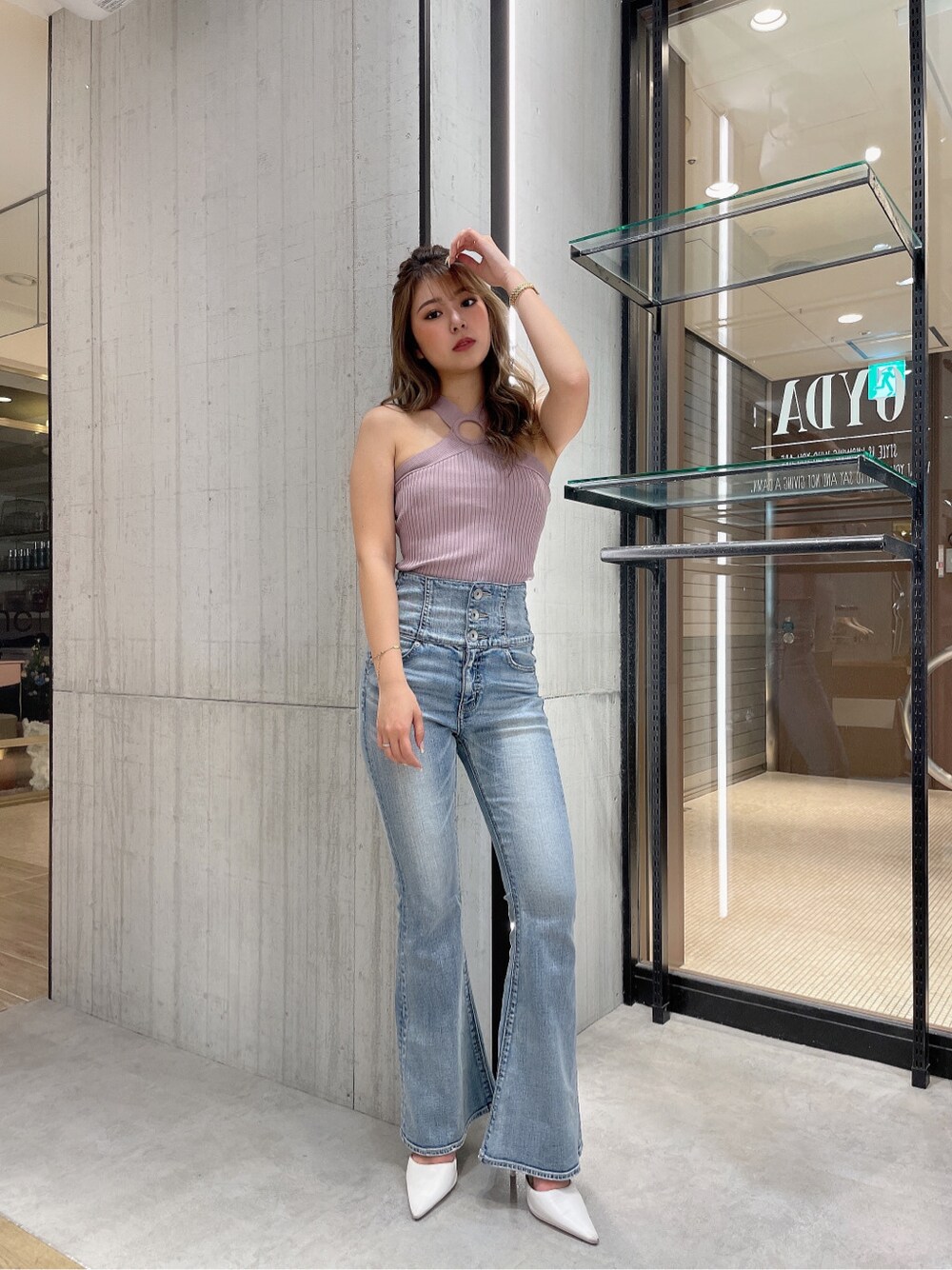 ブルー系のデニムパンツ、ピンク系のタンクトップを着用したレディースの春コーディネートの2枚目の写真