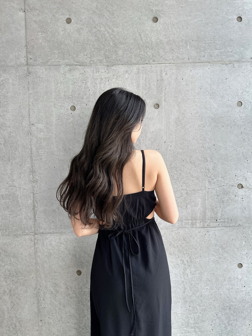 ホワイト系のサンダル、ブラック系のワンピース、ベージュ系のショルダーバッグを着用したレディースの夏コーディネートの8枚目の写真