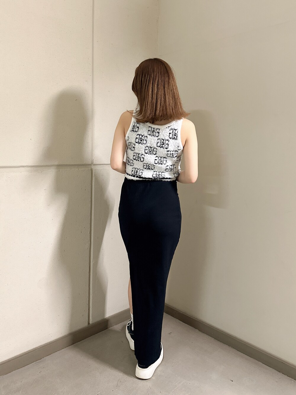 ホワイト系のニット/セーターを着用したレディースの夏コーディネートの2枚目の写真